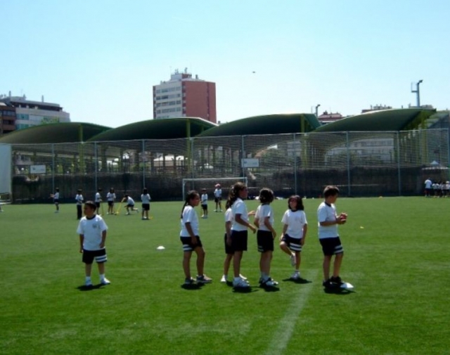 Esperando instrucciones en el campo de futbol